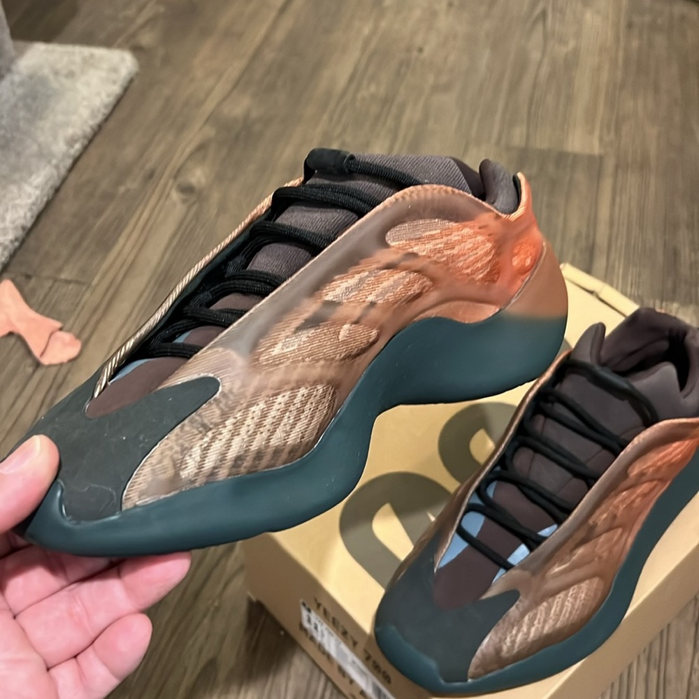 YEEZY 700 V3 size 11.5 men’s - Picture 4 of 8